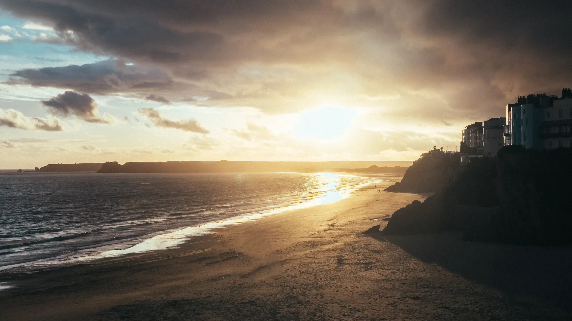 Photo of the beach at Tenby, taken on the iPhone 14 Pro